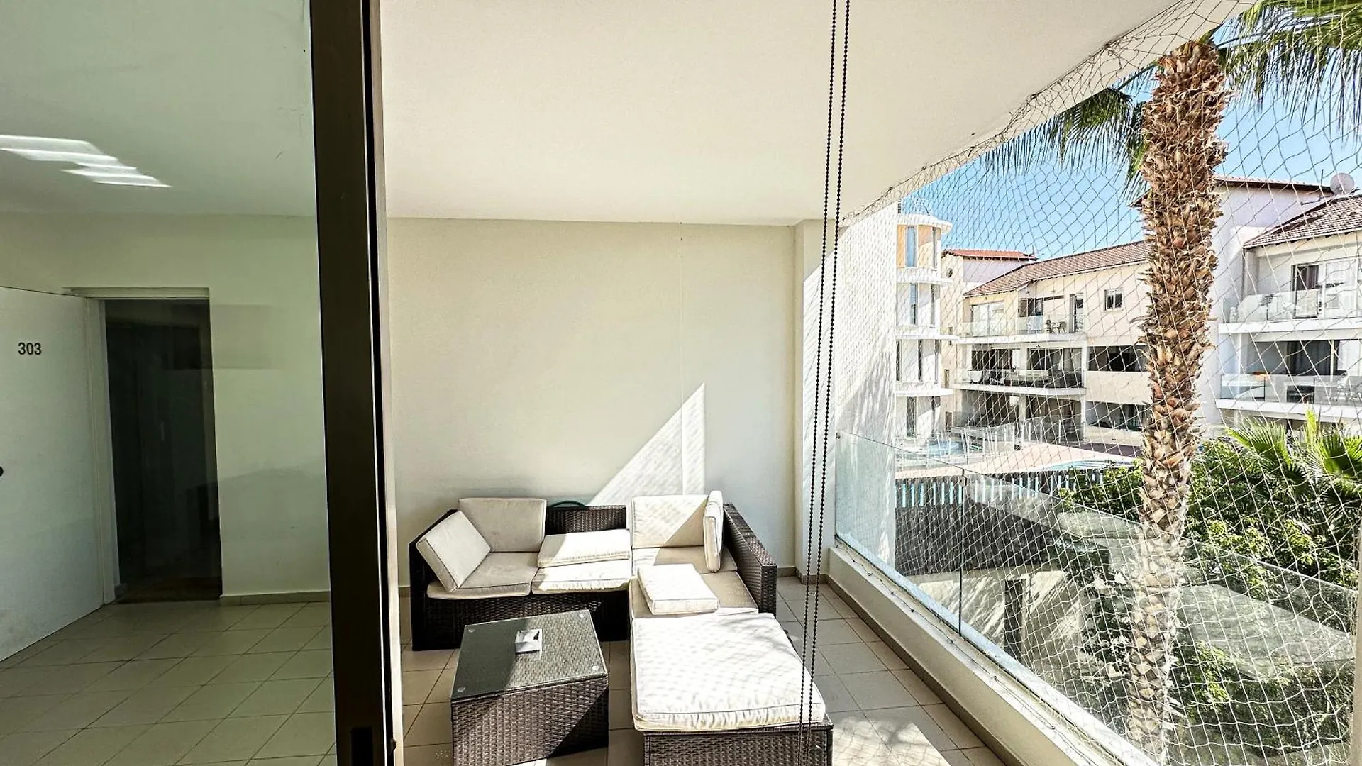Modern City Center Apt With Pool Larnaca Cyprus