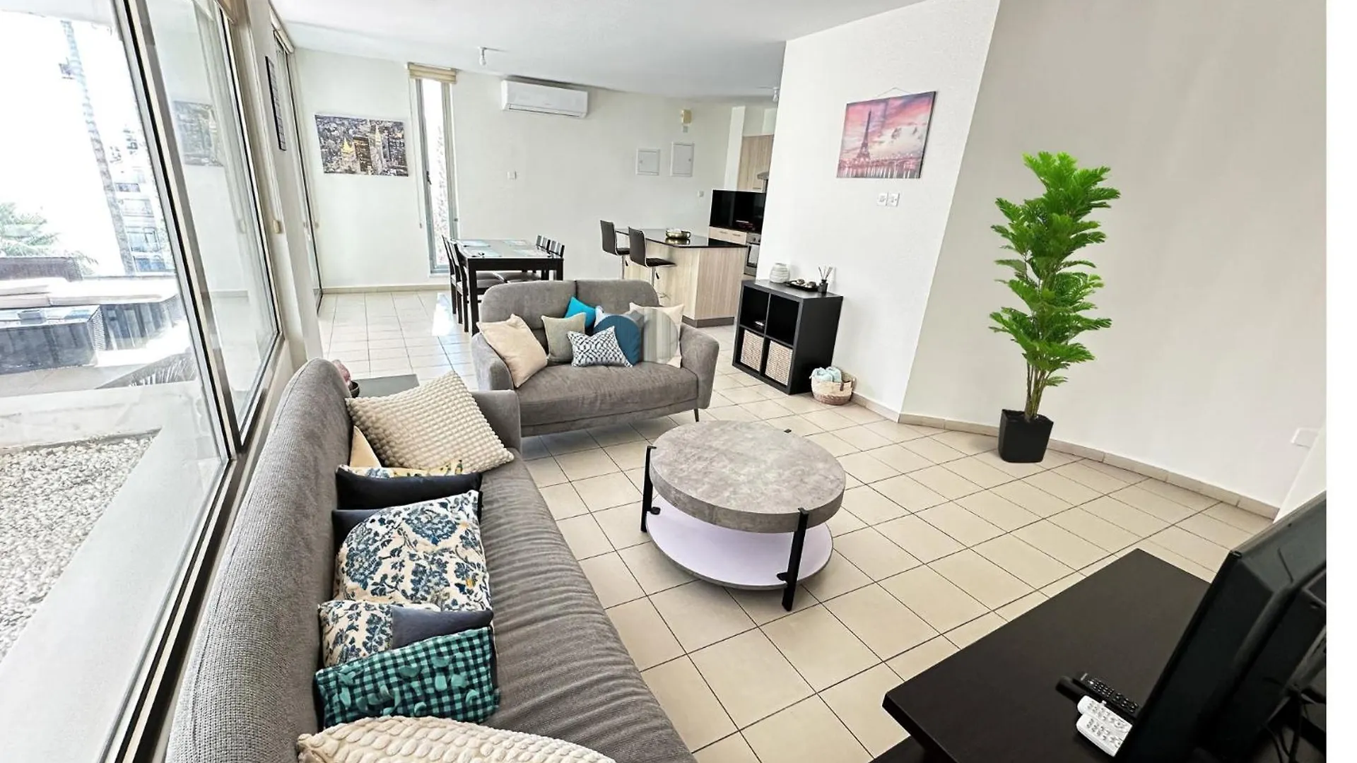 Modern City Center Apt With Pool Larnaca