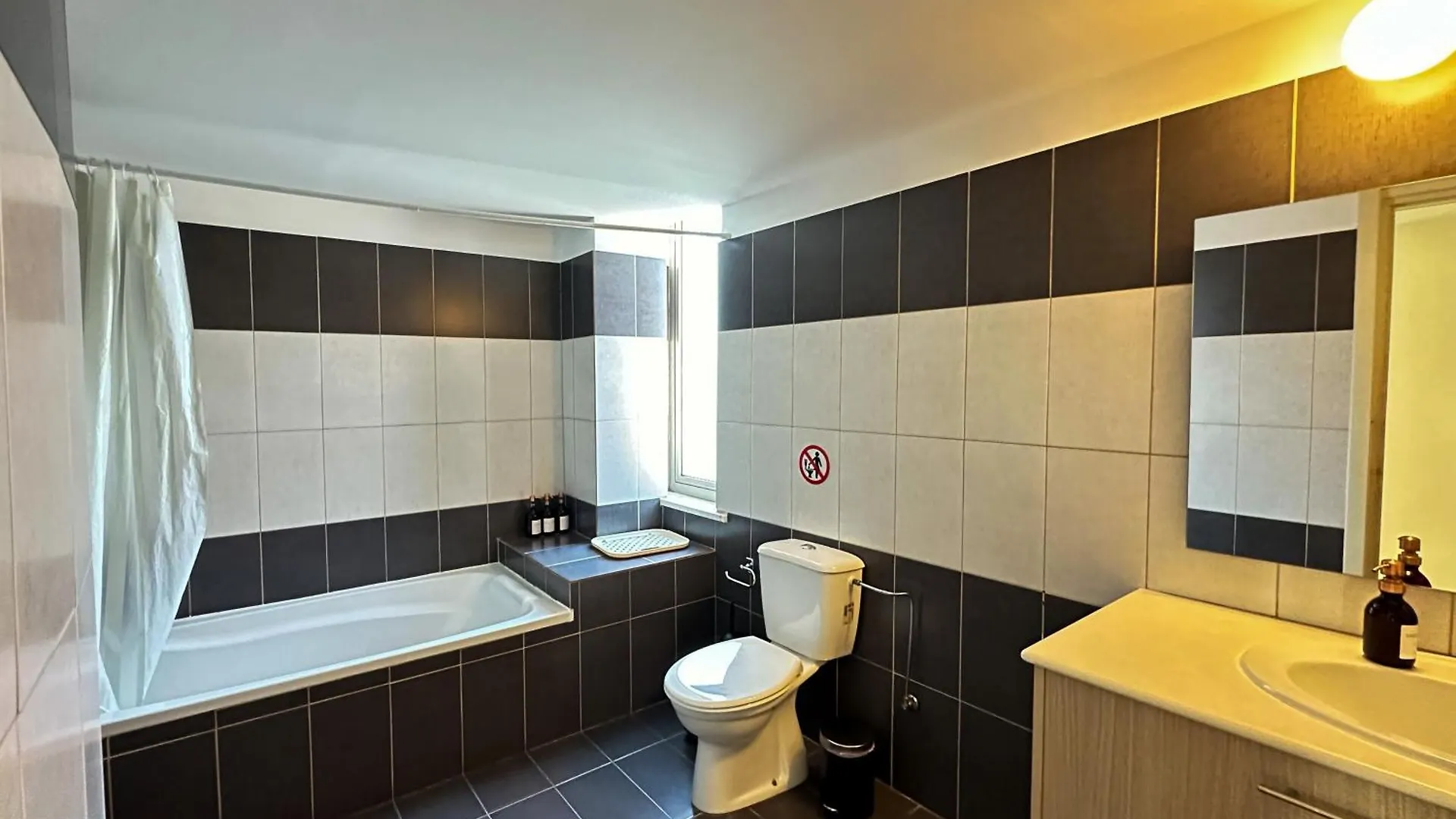 Modern City Center Apt With Pool Larnaca Apartment