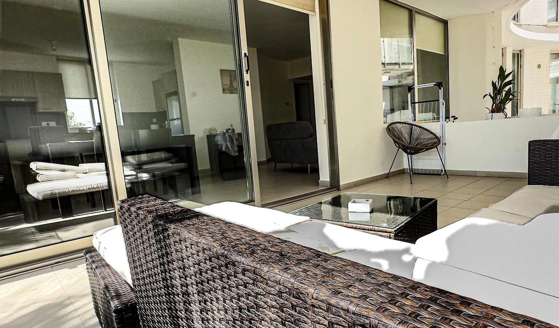 Modern City Center Apt With Pool Larnaca Apartamento